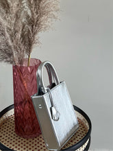 Cargar imagen en el visor de la galería, PETITE TOTE Metal
